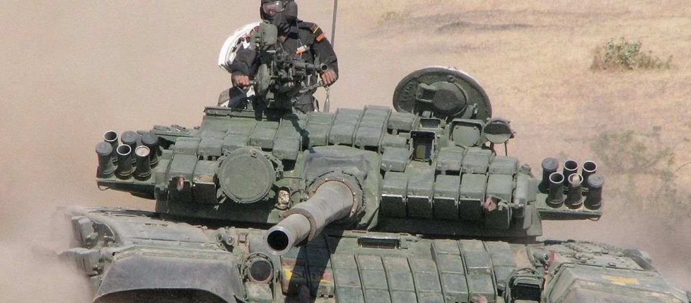 Ρωσικός Στρατός: Ομοβροντία βολών από άρματα μάχης T-72B (βίντεο)